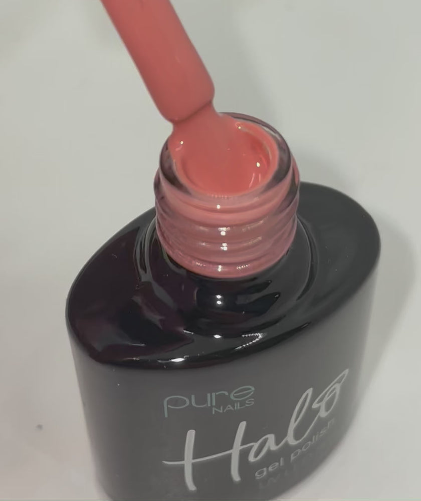 
            
                Videó betöltése és lejátszása a Galériamegjelenítőben, Product video showcasing the Pure Nails HEMA-Free Halo gel polish shade &amp;#39;Soft Peach&amp;#39;
            
        