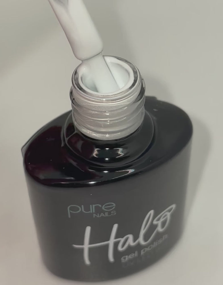 
            
                Videó betöltése és lejátszása a Galériamegjelenítőben, Product video of Pure Nails&amp;#39; Halo gel polish in shade &amp;#39;French White&amp;#39;
            
        