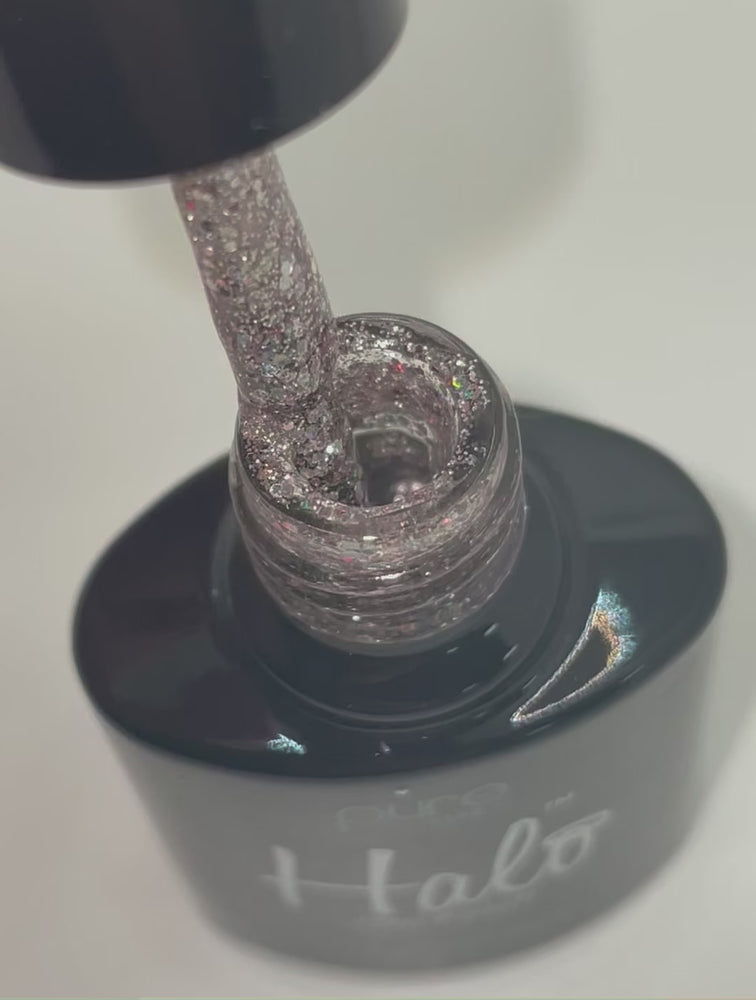 
            
                Videó betöltése és lejátszása a Galériamegjelenítőben, Product video showcasing the Halo glitter gel polish in shade &amp;#39;Frosty&amp;#39; 
            
        