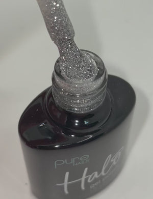
            
                Videó betöltése és lejátszása a Galériamegjelenítőben, Product video showcasing the Halo gel polish shade &amp;#39;Silver Sparkle&amp;#39;
            
        