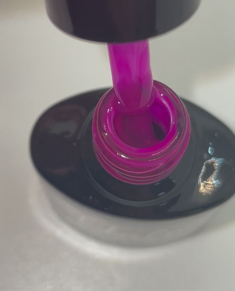 
            
                Videó betöltése és lejátszása a Galériamegjelenítőben, Product video of Pure Nails&amp;#39; Halo gel polish in shade &amp;#39;Beauty&amp;#39;
            
        