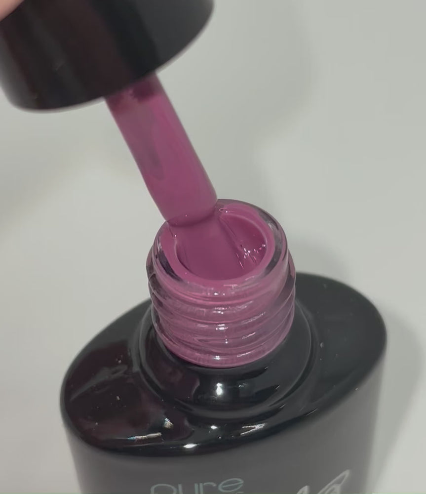 
            
                Videó betöltése és lejátszása a Galériamegjelenítőben, Product video showcasing Pure Nails&amp;#39; Halo gel polish in shade &amp;#39;Soft Mauve&amp;#39;
            
        