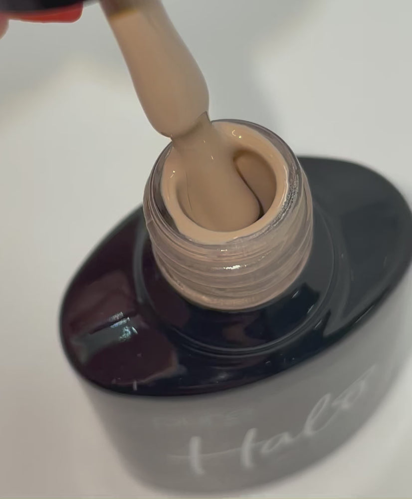 
            
                Videó betöltése és lejátszása a Galériamegjelenítőben, Product image of Pure Nails&amp;#39; Halo gel polish in shade &amp;#39;La Di Da&amp;#39; 
            
        