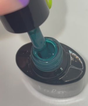 
            
                Videó betöltése és lejátszása a Galériamegjelenítőben, Product video showcasing the Pure Nails HEMA-Free Halo gel polish shade &amp;#39;Harmony&amp;#39;
            
        