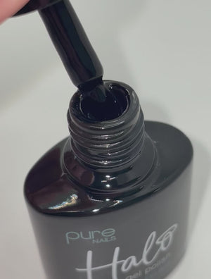 
            
                Videó betöltése és lejátszása a Galériamegjelenítőben, Product video of Pure Nails&amp;#39; Halo gel polish in shade &amp;#39;Black&amp;#39;
            
        