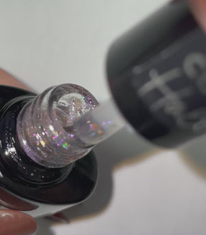 
            
                Videó betöltése és lejátszása a Galériamegjelenítőben, Product video showcasing the Halo Non-Wipe Glitter Top Coat shade &amp;#39;Grand Central&amp;#39;
            
        