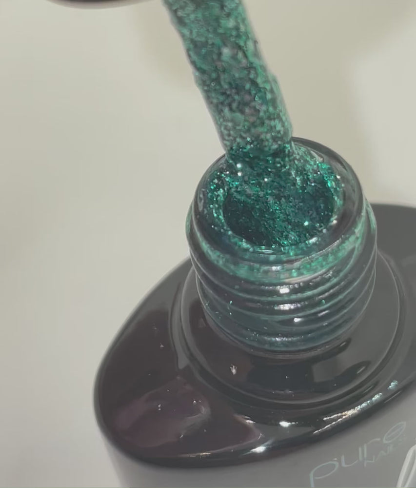 
            
                Videó betöltése és lejátszása a Galériamegjelenítőben, Product video of Pure Nails&amp;#39; Halo gel polish in shade &amp;#39;Emerald&amp;#39;
            
        