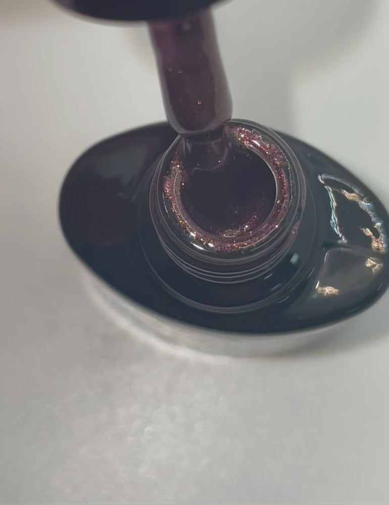 
            
                Videó betöltése és lejátszása a Galériamegjelenítőben, Product video showcasing Pure Nails&amp;#39; HEMA-Free Halo glitter gel polish shade &amp;#39;Honesty&amp;#39;
            
        