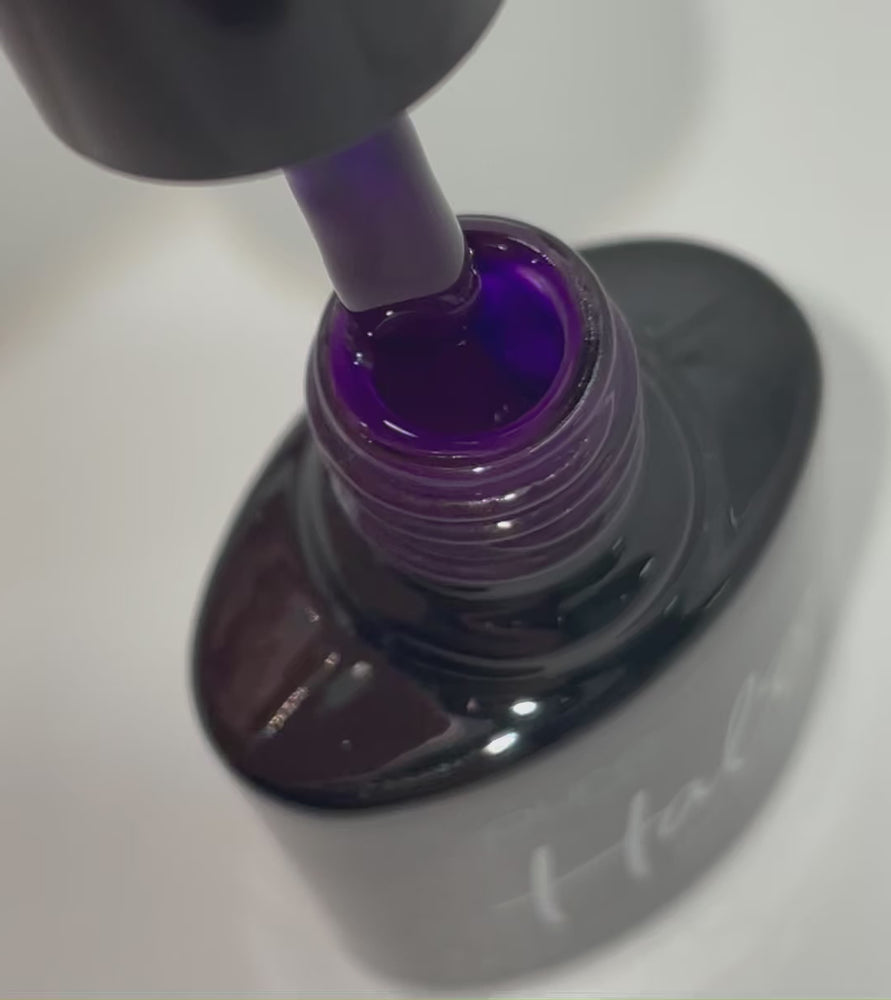 
            
                Videó betöltése és lejátszása a Galériamegjelenítőben, Product video of Pure Nails&amp;#39; Halo gel polish in shade &amp;#39;Purple&amp;#39;
            
        