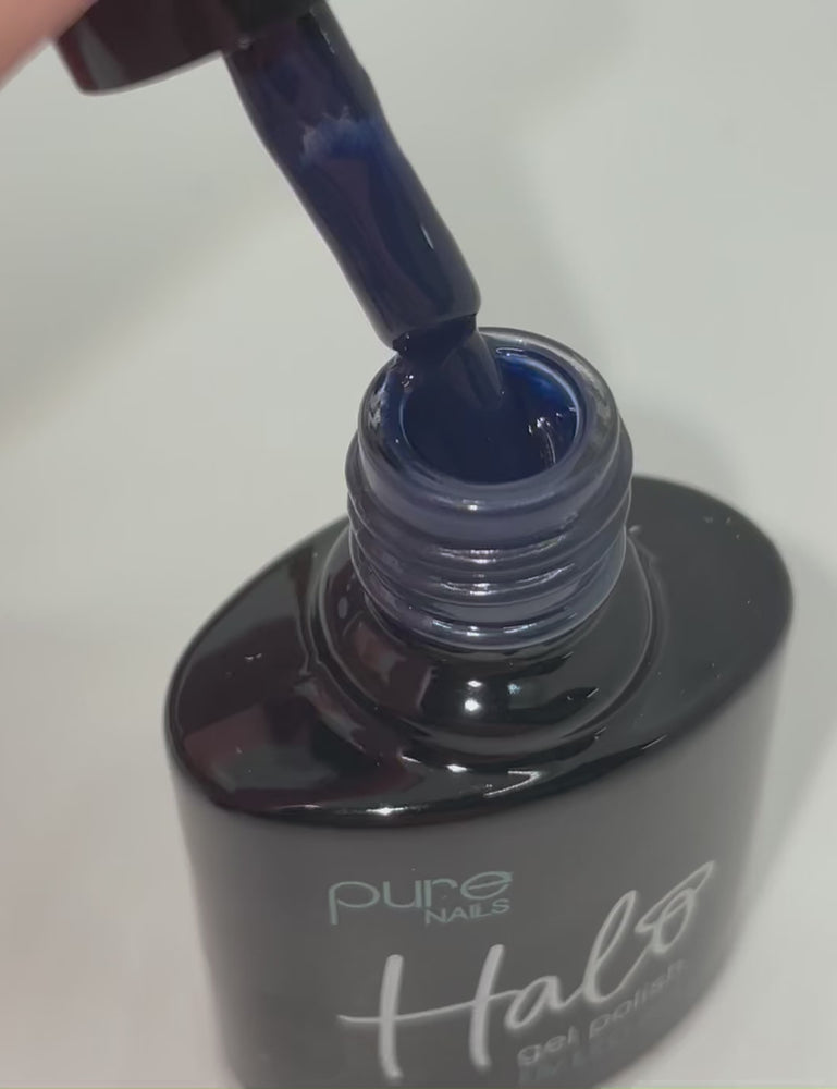 
            
                Videó betöltése és lejátszása a Galériamegjelenítőben, Product video of Pure Nails&amp;#39; Halo gel polish in the shade &amp;#39;Navy&amp;#39;
            
        