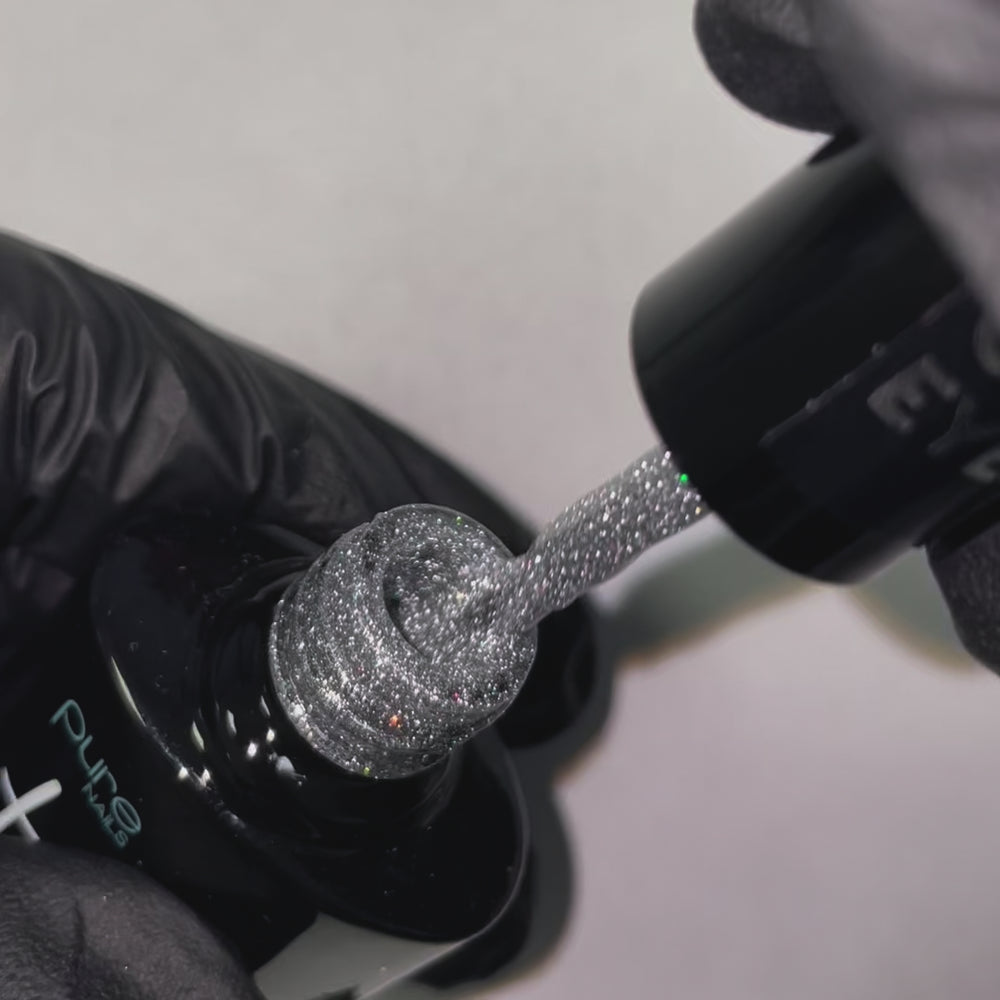 
            
                Videó betöltése és lejátszása a Galériamegjelenítőben, Product video showcasing the Halo glitter gel polish shade &amp;#39;Glass Slipper&amp;#39;
            
        